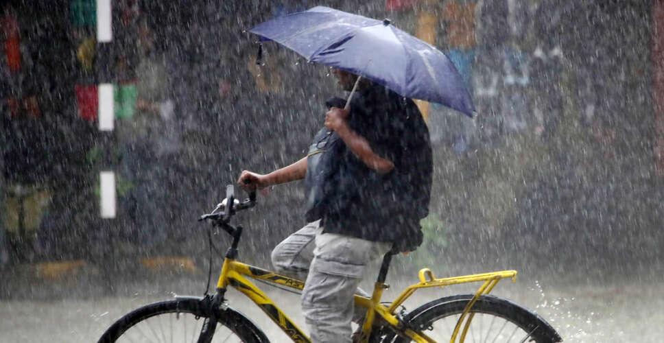 कोलकाता में भारी बारिश से जनजीवन प्रभावित, चार लोगों की मौत