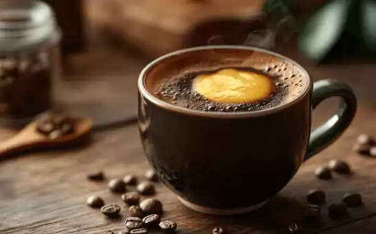 सर्दियों में घी वाली कॉफी के फायदे: ऊर्जा, त्वचा और पाचन में सुधार
