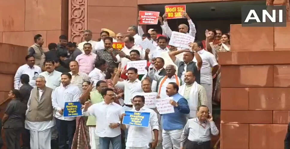 बिहार में एसआईआर अभ्यास के खिलाफ विपक्ष का संसद में प्रदर्शन