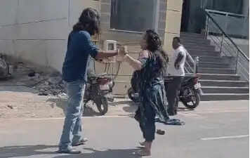 आगरा में पत्नी और प्रेमिका के बीच सड़क पर हुई मारपीट का वीडियो वायरल