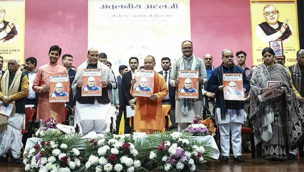 कुमार विश्वास ने अटल जयंती पर लखनऊ में बांधा समां, योगी और राजनाथ की हंसी से गूंजा कार्यक्रम