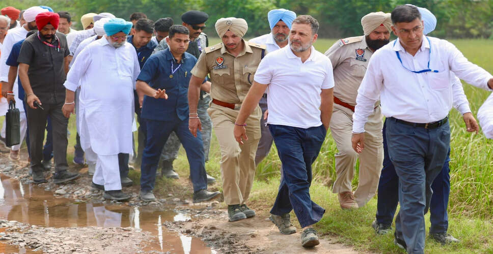राहुल गांधी ने पंजाब में बाढ़ प्रभावित क्षेत्रों का दौरा किया