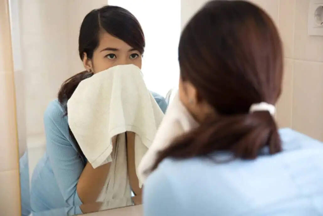 गीले बालों को तौलिए से बांधने के नुकसान: जानें क्यों है यह हानिकारक