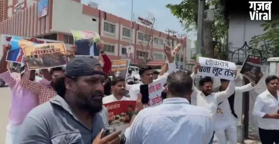 लखनऊ में समाजवादी पार्टी का चुनाव आयोग के खिलाफ प्रदर्शन