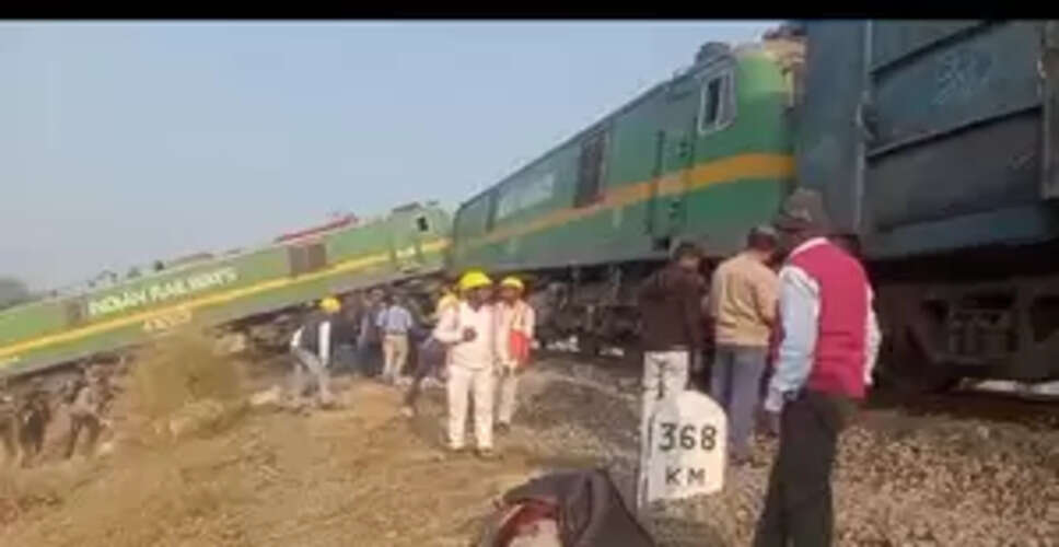 उत्तर प्रदेश : फतेहपुर में दो मालगाड़ियों में टक्कर, दो लोको पायलट घायल