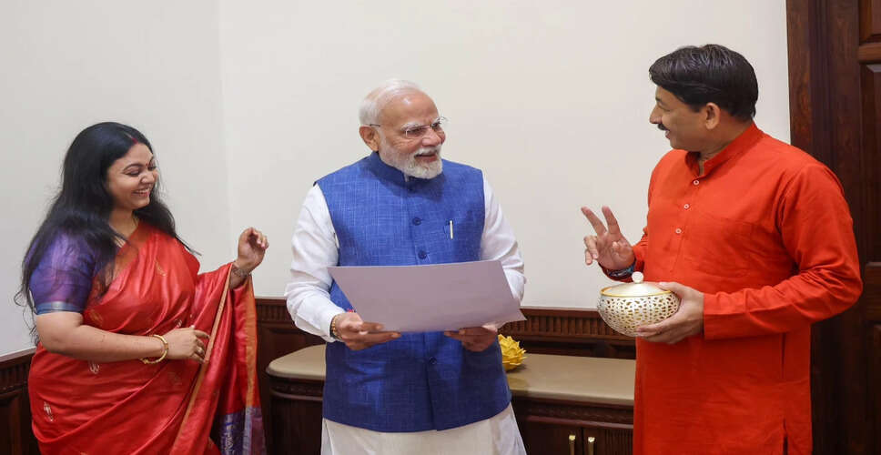 मनोज तिवारी ने प्रधानमंत्री मोदी को बाबा बैद्यनाथ धाम का प्रसाद भेंट किया