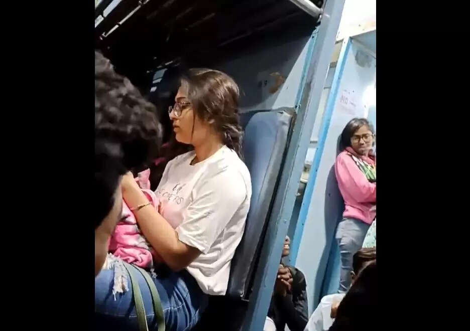 ट्रेन में धूम्रपान करती लड़की का वीडियो वायरल, रेलवे पर उठे सवाल