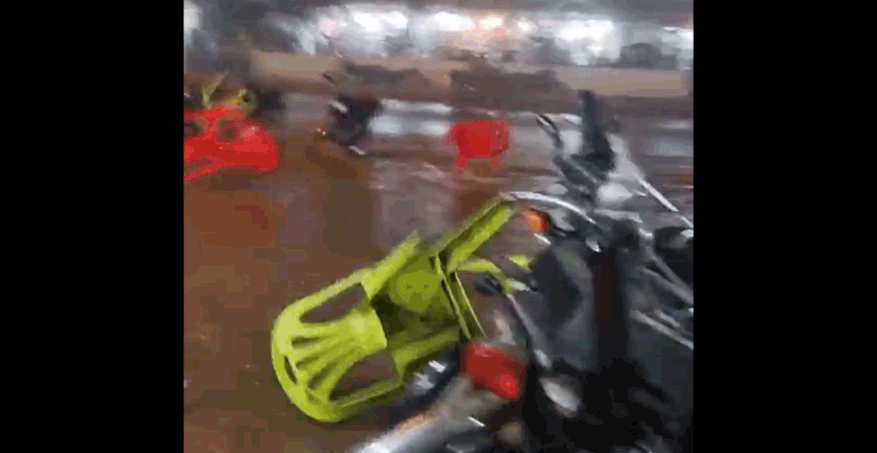 कराची में तूफानी बारिश से 21 लोगों की मौत, कई इमारतें ढहीं