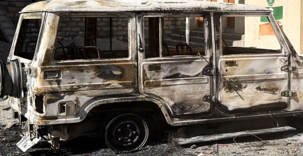 नोएडा में मज़दूरों का प्रदर्शन: वेतन और काम की स्थिति को लेकर हिंसक झड़पें