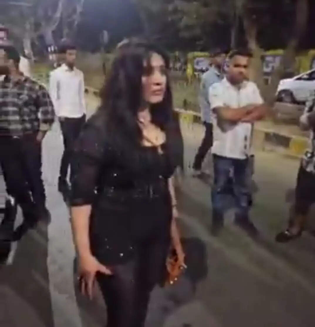 रायपुर में नशे में धुत लड़की का हंगामा, पुलिस ने किया हिरासत में