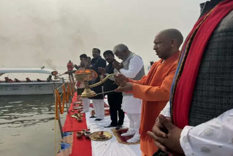 मुख्यमंत्री योगी आदित्यनाथ का प्रयागराज दौरा: धार्मिक अनुष्ठान और संगम पर पूजा