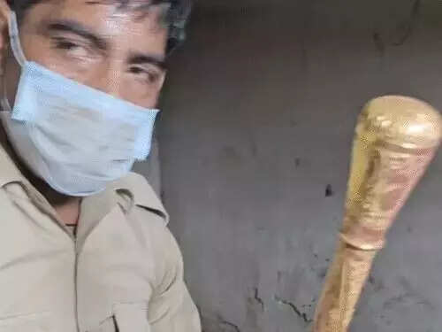 मथुरा के मंदिर में खोला गया रहस्यमय तहखाना, मिला खजाना