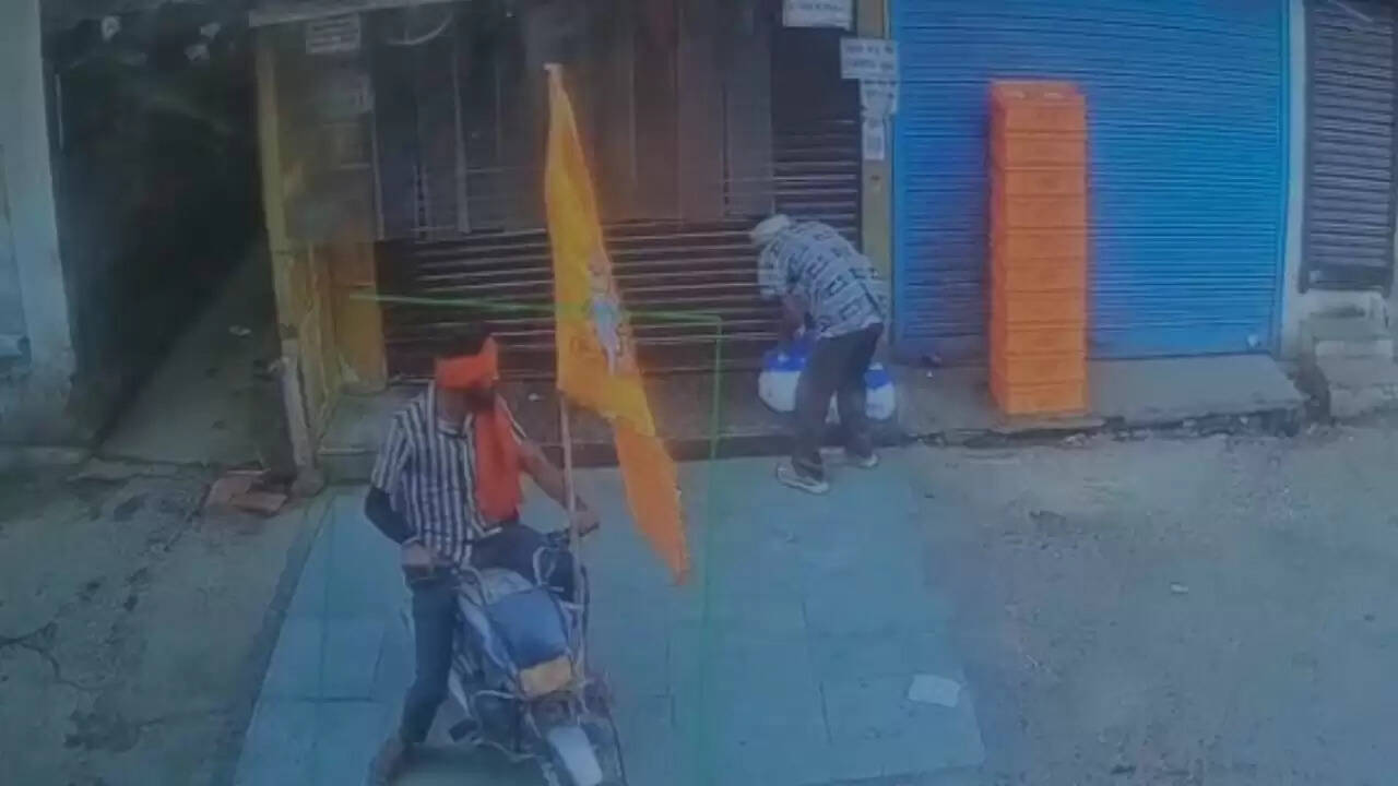 चोरों ने कांवड़ियों का भेष धारण कर डेरी से चुराए दही के डिब्बे