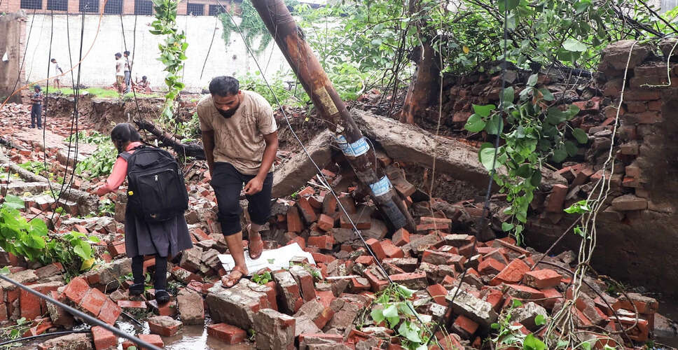 झारखंड में स्कूल की छत गिरने से एक व्यक्ति की मौत, बाढ़ का खतरा बढ़ा