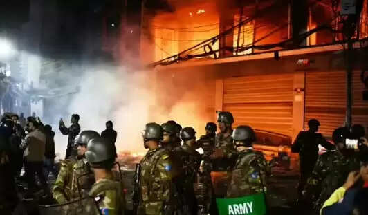 बांग्लादेश में नेता शरीफ उस्मान हादी की मौत के बाद भड़की हिंसा