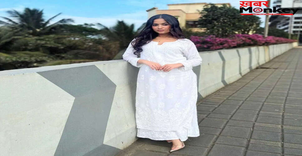 गर्मी में व्हाइट चिकनकारी कुर्तियों का क्लासी लुक