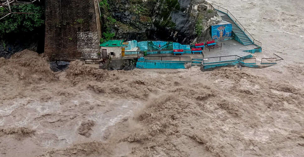 उत्तराखंड में पर्यटकों की बस अलकनंदा नदी में गिरी, 11 लापता