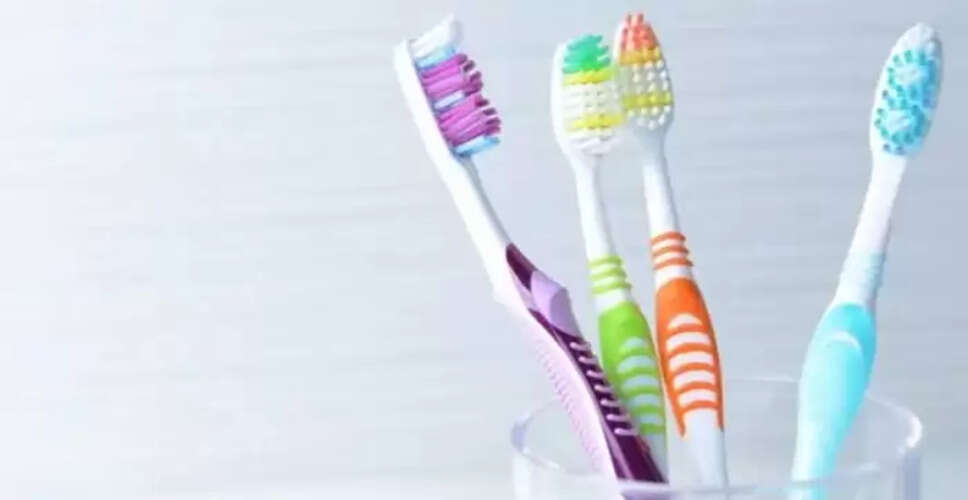 दांतों की देखभाल: कब और कैसे बदलें अपना टूथब्रश?
