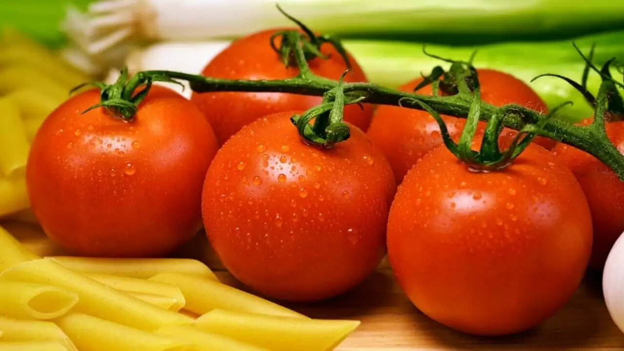 पाकिस्तान में टमाटर की कीमतें 700 रुपए किलो पार, चीन और भारत की खेती पर नजर