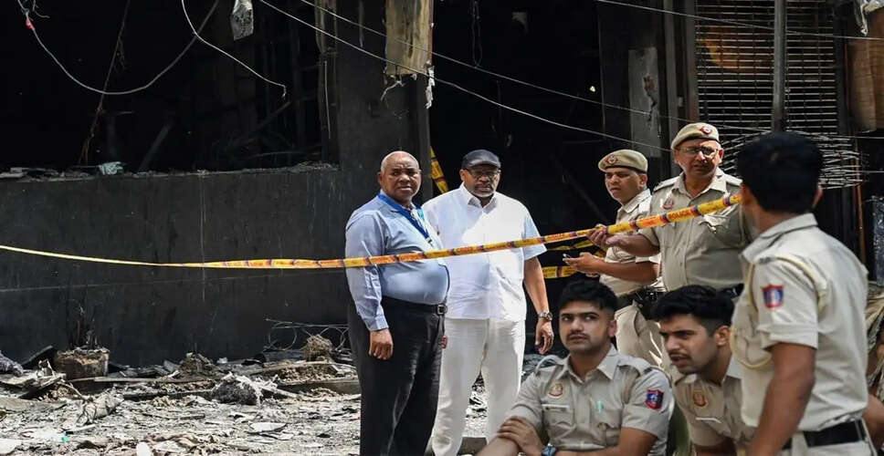 दिल्ली के गेस्ट हाउस में आग: सुरक्षा खामियों की जांच में चौंकाने वाले तथ्य