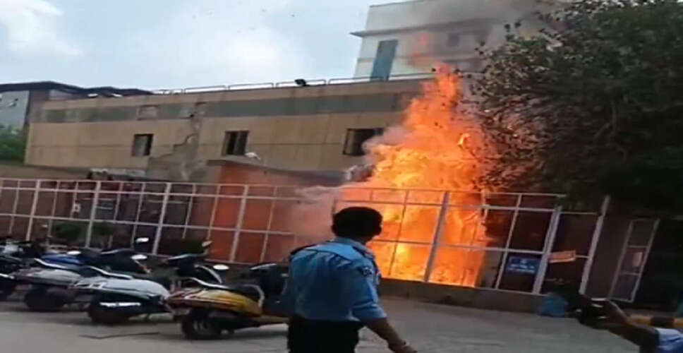 दिल्ली के एम्स ट्रॉमा सेंटर में ट्रांसफार्मर में आग, कोई घायल नहीं