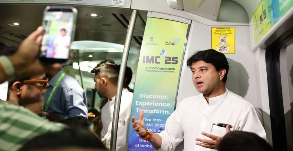 दिल्ली मेट्रो में यात्रा करते हुए यशोभूमि पहुंचे ज्योतिरादित्य सिंधिया