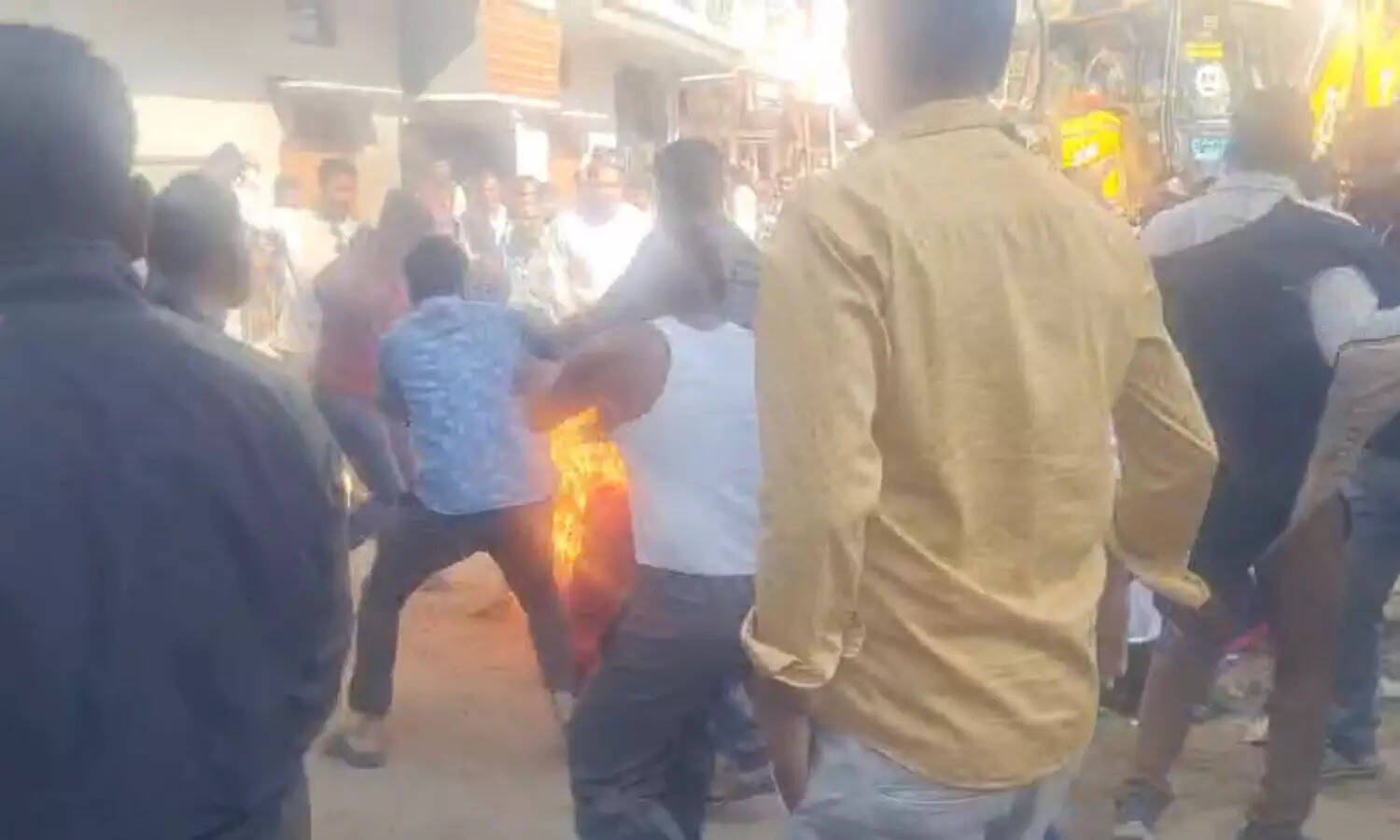 मध्य प्रदेश में अतिक्रमण हटाने के दौरान दंपत्ति ने किया आत्मदाह का प्रयास