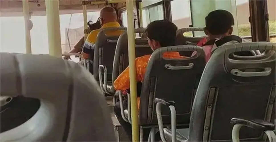 मध्य प्रदेश में बस से कूदने वाली छात्राओं की सुरक्षा पर सवाल