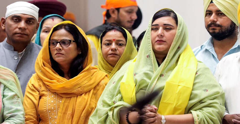 भाजपा सांसद बांसुरी स्वराज ने पिता स्वराज कौशल की अस्थियां गंगा में विसर्जित कीं