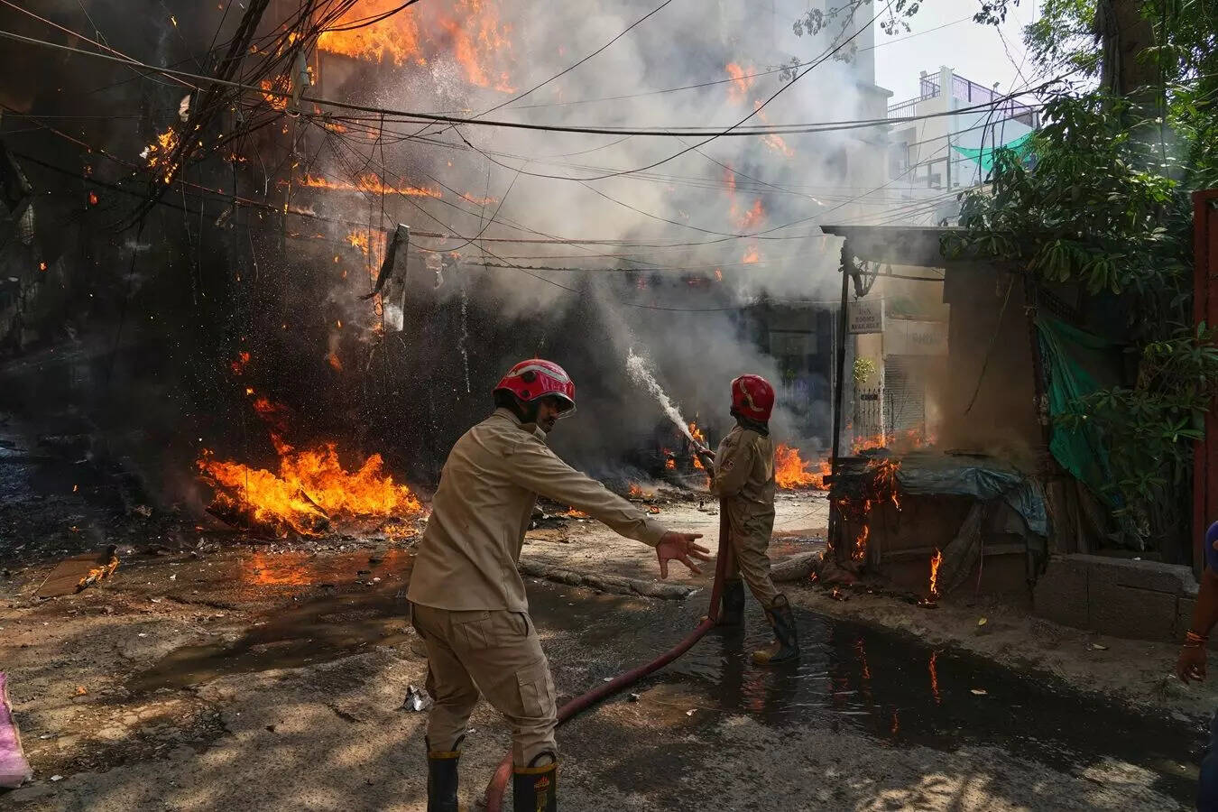 दिल्ली के होटल में भीषण आग, 21 लोगों की मौत