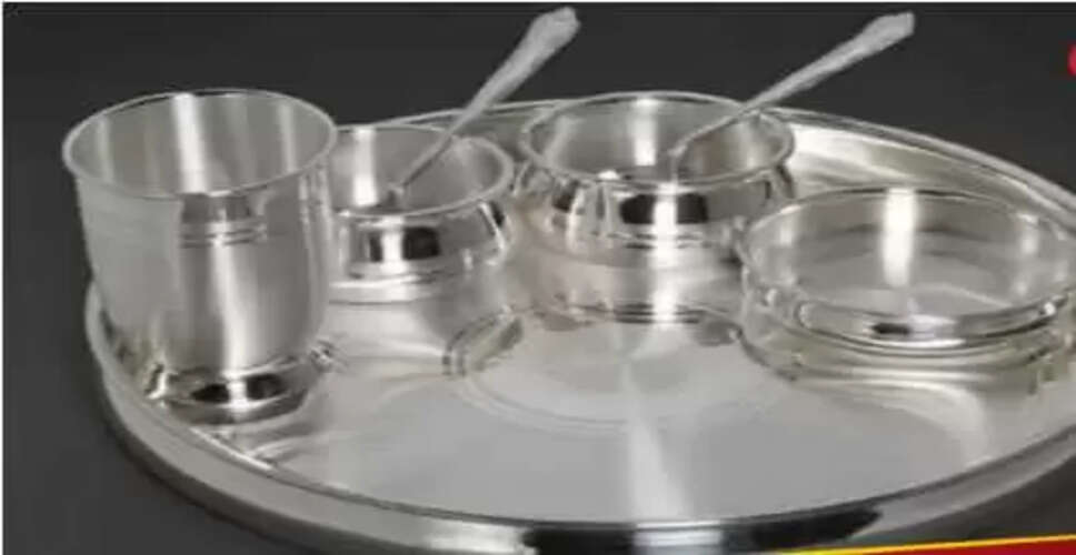 चांदी के गिलास में पानी पीने के लाभ और ज्योतिषीय उपाय