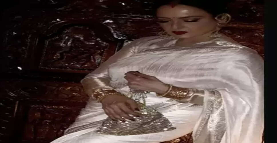 रेखा की खूबसूरती को फिर मिला मनीष मल्होत्रा का साथ, साड़ी में दिखा बेहद खास अंदाज