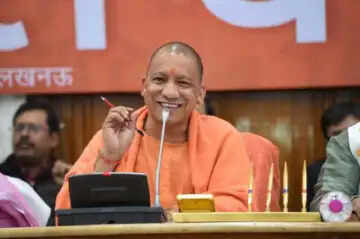 योगी आदित्यनाथ: एक साधारण गांव से मुख्यमंत्री बनने की यात्रा