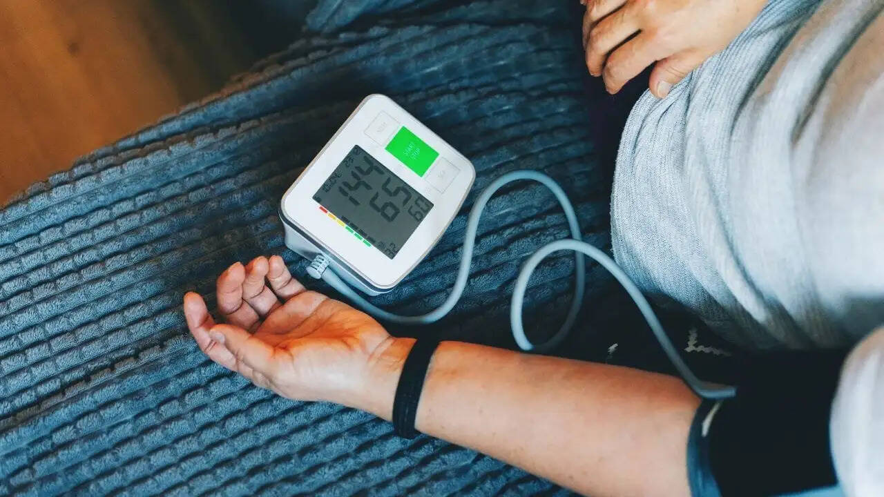 ब्लड प्रेशर 140 mmHg से अधिक: जानें इसके खतरे और नियंत्रण के उपाय