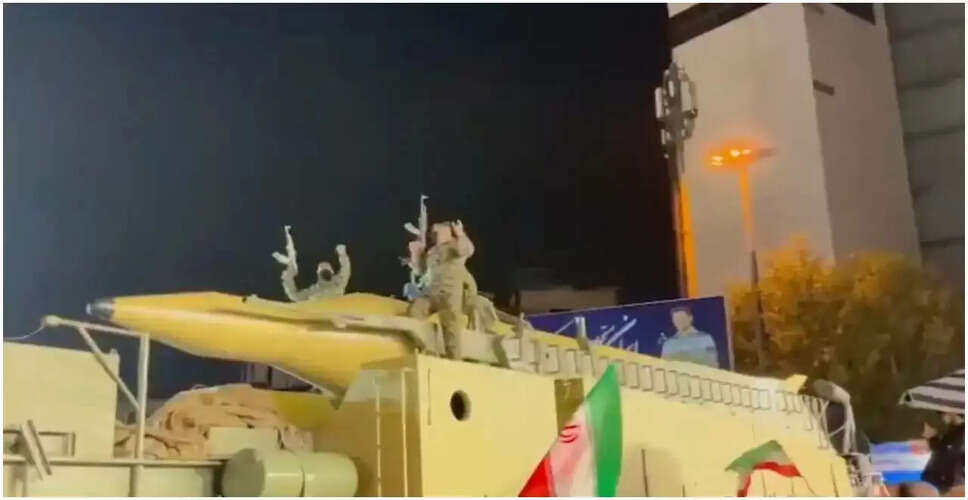 ईरान में अमेरिका के साथ वार्ता विफल, प्रदर्शनकारियों ने मिसाइल प्रदर्शित की