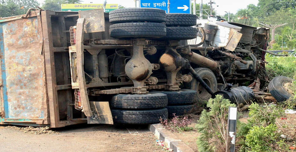 आंध्र प्रदेश में आम से लदी लॉरी पलटने से नौ की मौत, 11 घायल