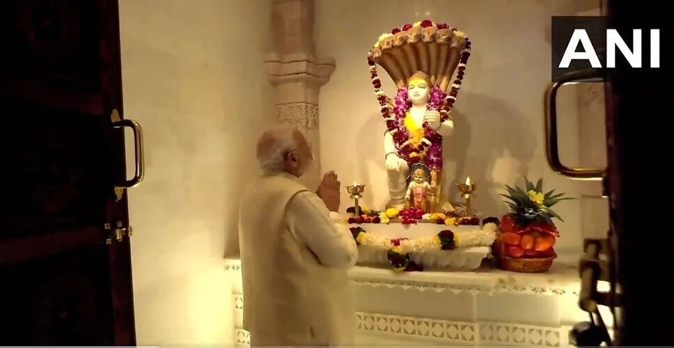 प्रधानमंत्री मोदी ने अयोध्या में राम मंदिर पर फहराया भगवा ध्वज