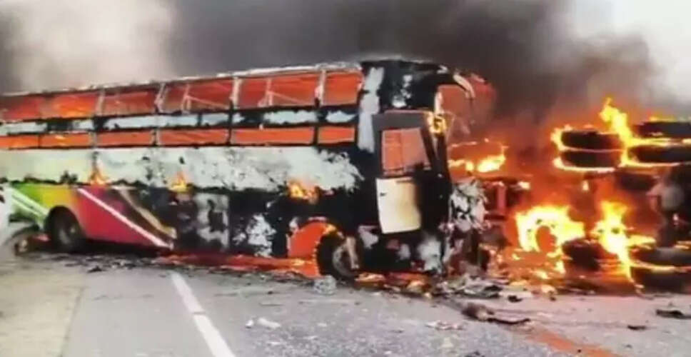 गुजरात में बस और टैंकर की टक्कर, चार की मौत और कई घायल