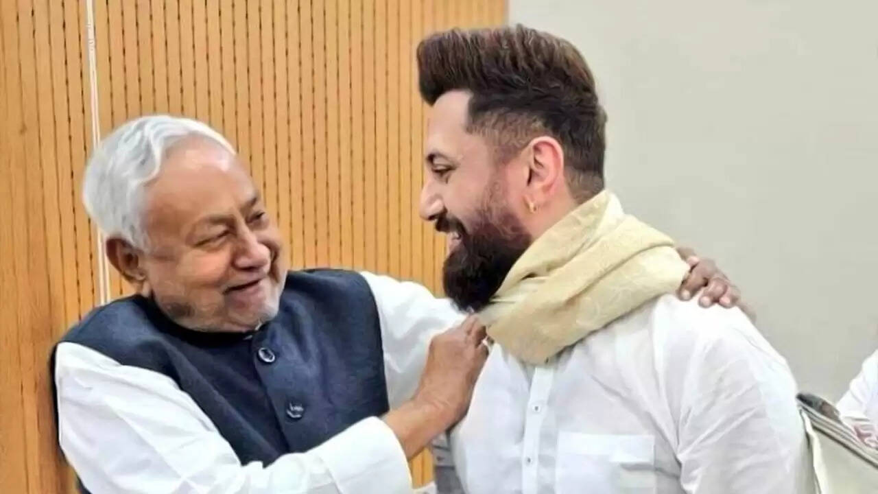 बिहार चुनाव परिणाम: नीतीश कुमार की जीत पर नेताओं की बैठक