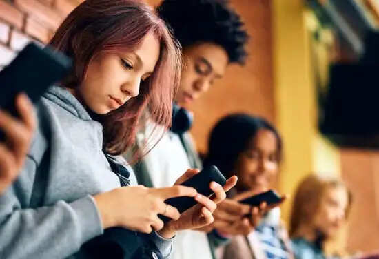 सोशल मीडिया का बढ़ता प्रभाव: युवा पीढ़ी की मानसिकता पर असर