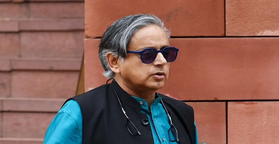 शशि थरूर ने राष्ट्रगीत 'वंदे मातरम' के गायन पर उठाए सवाल