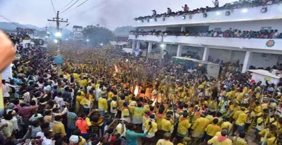 दशहरे के जश्न में कर्नूल में हुई पारंपरिक डंडा लड़ाई, दो की मौत