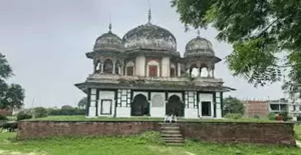 फतेहपुर में नवाब अब्दुल समद के मकबरे को लेकर विवाद गहराया