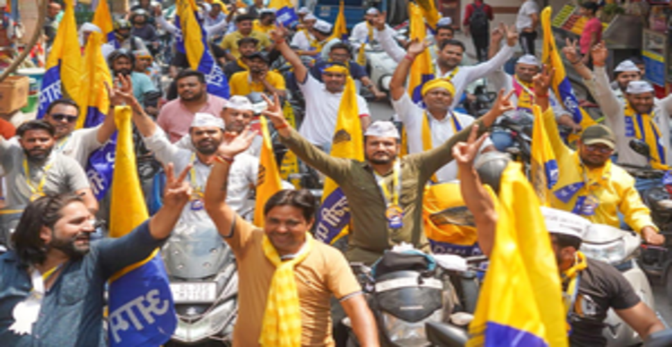 'आप' ने बाइक रैली निकालकर दिल्लीवालों से की 'जेल का जवाब वोट से' देने की अपील
