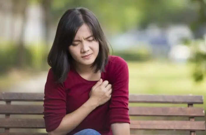 कैंसर के प्रारंभिक लक्षण: जानें कब करें डॉक्टर से संपर्क
