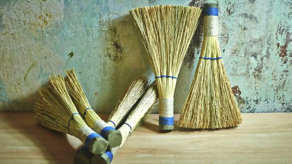 झाड़ू के माध्यम से मां लक्ष्मी को प्रसन्न करने के उपाय