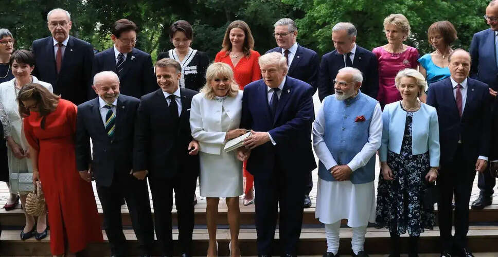 G7 शिखर सम्मेलन में नेताओं के बीच हल्की बातचीत के क्षण