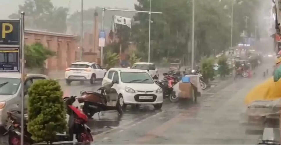 कश्मीर में बारिश ने गर्मी का अंत किया, लेकिन बाढ़ और बादल फटने से तबाही