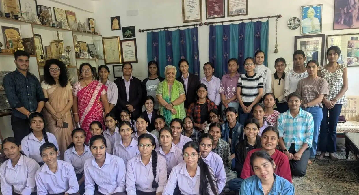 इंदौर में पर्यावरण शिक्षा का अनूठा अनुभव: बीएससी बायो-साइंस छात्रों का शैक्षणिक भ्रमण