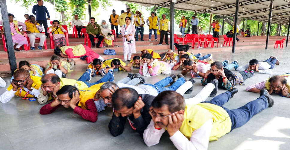 गुजरात और जम्मू-कश्मीर में आपात स्थिति के लिए मॉक ड्रिल का आयोजन
